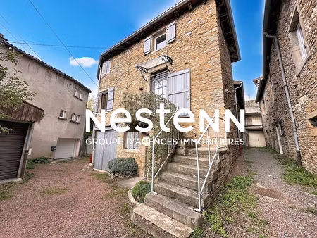 a vendre : charmante maison de village avec cour intérieure la roche vineuse