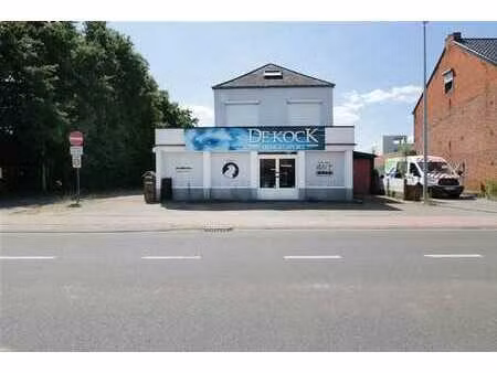 handelszaak met magazijn op zeer zichtbare locatie