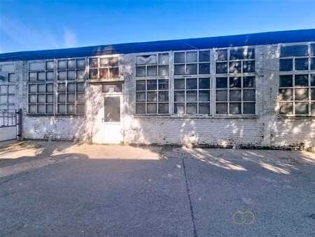 entrepôt à louer dans le zoning industriel