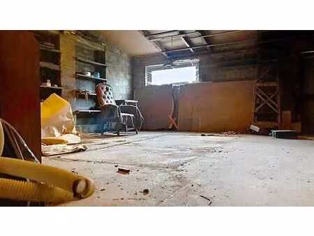 entrepôt de +/- 90 m² en bon état idéalement situé