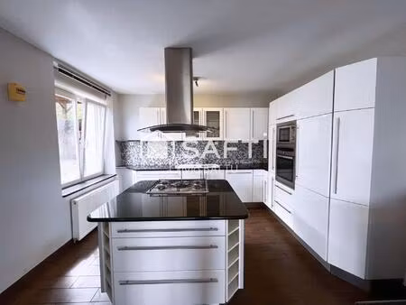 maison familial aux beaux volumes  proche de la ville et voie rapide. a découvrir sans tar