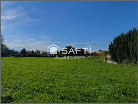 terrain constructible de 1649 m² plat.