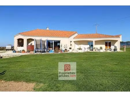 spacieuse maison de plain-pied de 152m2 - 4 chambres garage attenant - grande parcelle de 