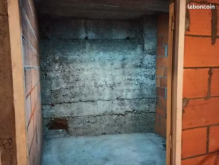 caves box stockage environ 35 m² (87 m3 environ)  lumière  escaliers  saine  garde meubles