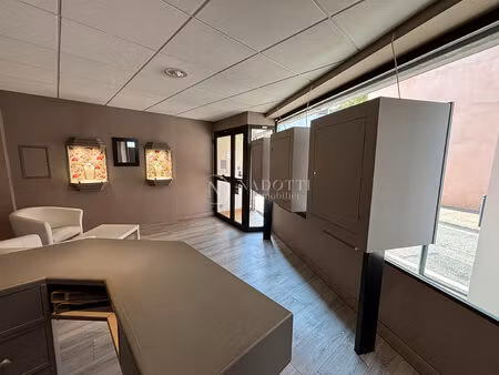 location local commercial