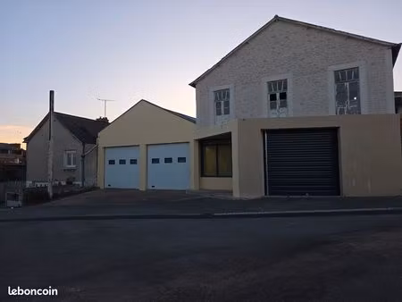 ​local de 320 m² à louer  idéal pour activités mécaniques ou carrosserie