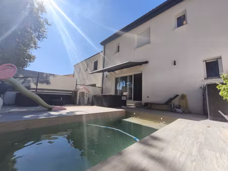 villa t4 en r+1 avec garage et piscine