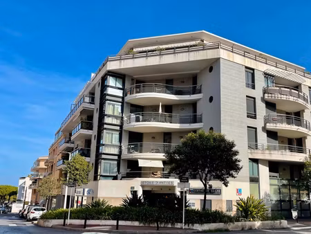très beau 3 pièces de 69 m2 au port d'antibes