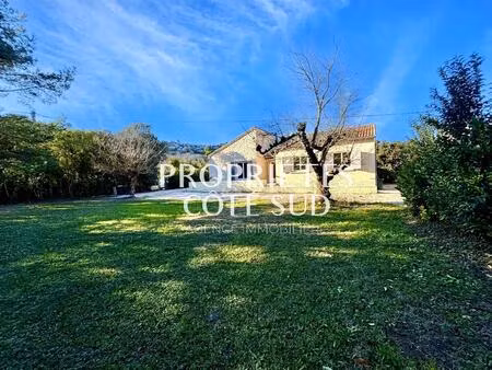 villa rénovée de plain-pied sur 1600m² de terrain  au calme à pujaut