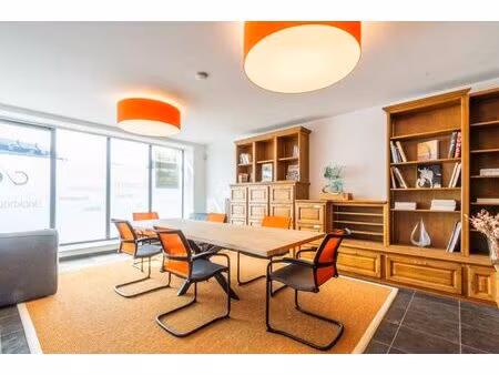 ruime gelijkvloerse praktijk-  kantoor- en/of commerciële ruimte!