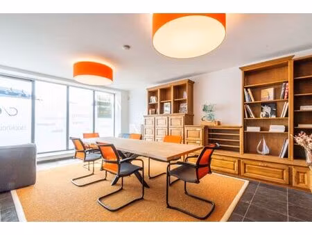 ruime gelijkvloerse praktijk-  kantoor- en/of commerciële ruimte!