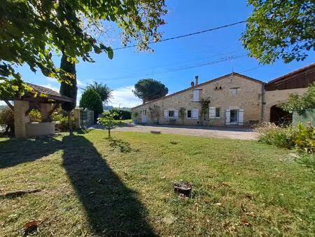 maison en pierre  au calme  de plain-pied avec piscine