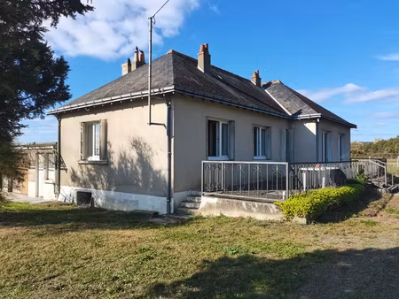 maison de plain-pied avec grand terrain et puits relié