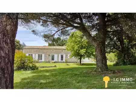 maison charentaise 195 m2  3 ch  dépendances  terrain 4812 m2  vue estuaire
