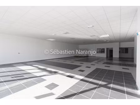 local d'activité 440 m2 grande vitrine et parking limoge