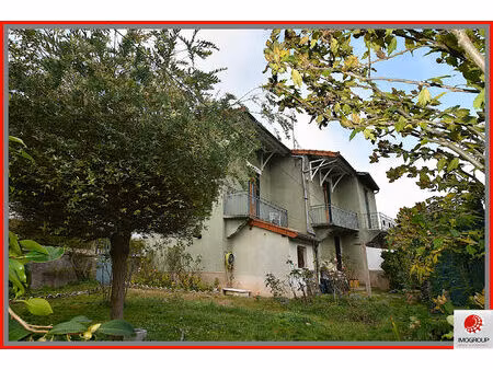 à montaiguët-en-forez  agréable maison de village avec dépendance et un terrain arboré.