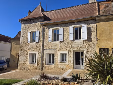 au centre du village!