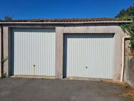 vente garage et parking à montaigu (85600) : à vendre / 52m² montaigu