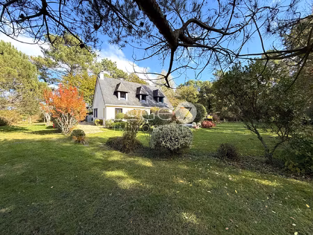 maison avec vie de plain-pied sur un magnifique parc paysagé