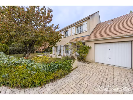 maison de 8 pieces de 165 m2 sur un terrain de 654 m2