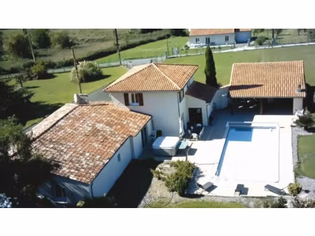 maison individuelle de 212 m2 avec piscine et étang sur 1.7