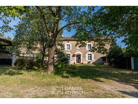maison de maître en centre ville avec ses dépendances et un grand jardin