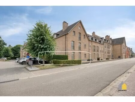 gelijkvloers appartement met 2 slpks  stadstuin en autostaanplaats.