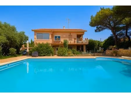 maison avec double habitations  garages et piscine