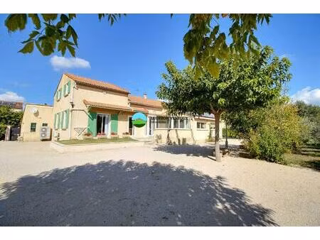 charmante villa provençale avec grand terrain et piscine à modène