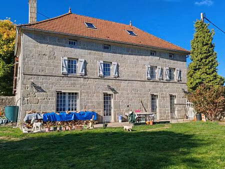 maison en pierres confortable et lumineuse