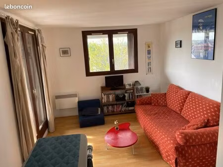 joli studio meublé / parking et wifi