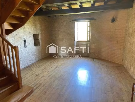 au coeur de la cité médiévale de larressingle  maison de pierre sur 3 niveaux