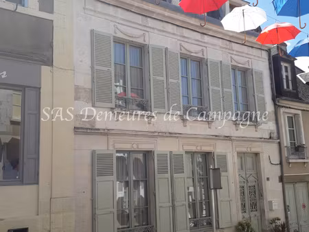 idéalement située au centre de sancerre  cette élégante prop