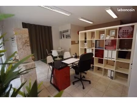 local commercial avec vitrine  sans pas de porte