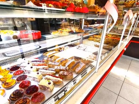 boulangerie patisserie plein centre ville tres bel etablissement