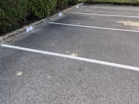 place de parking extérieure