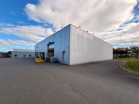 local 900 m² plerneuf