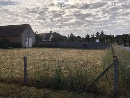 terrain 1130 m² viabilisé clôturé avec grande grange  constructible