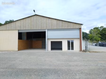 local commercial avec grand parking clôturé