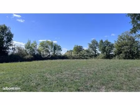 terrain 4 618 m² hautefort