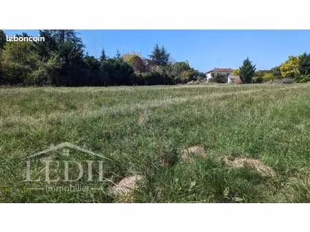 terrain 2 700 m² roquefort