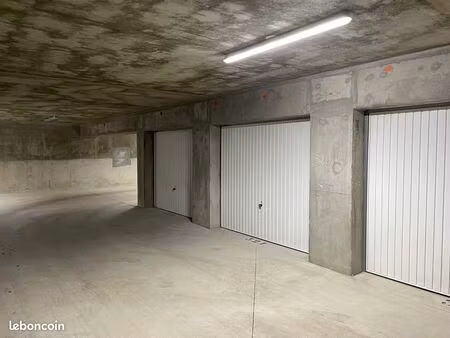 parking box fermé dans résidence sécurisée