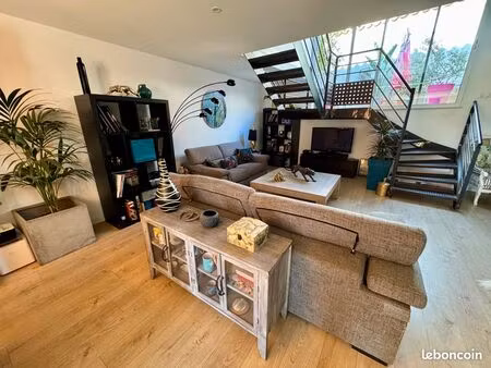 jolie maison de village avec extérieur