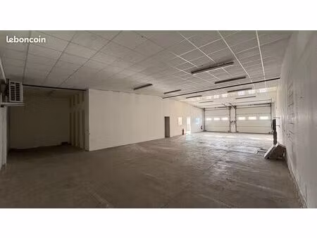 dépôt et bureaux 230 m²