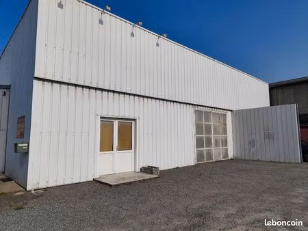 a louer local 250m2 route de la charité