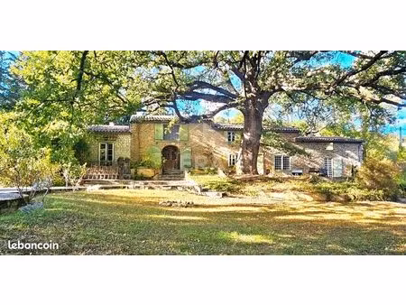 propriété 5 pièces 192 m²