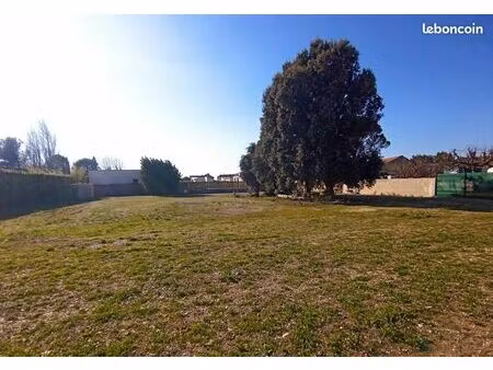 terrain 1 400 m² violes