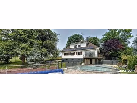 maison / villa familiale 150 m² avec piscine  garages et grand terrain – proche frontière 