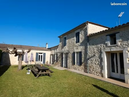 maison familiale en pierres style longere avec piscine et jardin