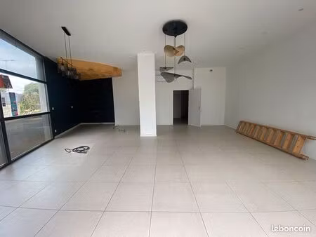 local commercial 86 m² plomelin
